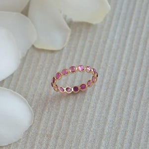 Anillo de eternidad de oro de 14 quilates con turmalina rosa, banda con gema engastada en bisel, anillo de boda apilable.