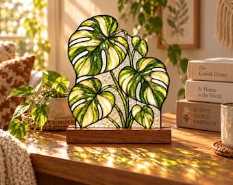 Monstera-Sonnenfänger aus Glas, tropische Blattglas-Dekoration, botanische Tischdekoration, einzigartiges Geschenk für Pflanzenliebhaber, Akzent im Bücherregal