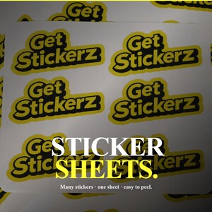 Può includere: Fogli di adesivi bianchi con più adesivi con il logo "Get Stickerz" giallo e nero. Il testo "STICKER SHEETS" è visualizzato in grandi lettere gialle. È visibile anche il testo "Many stickers · one sheet · easy to peel".