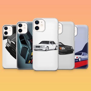 Może przedstawiać: Pięć przezroczystych etui na telefon z różnymi ilustracjami sedanów Mercedes-Benz. Wzory obejmują czarny samochód, ciemnozielony samochód, biały samochód, czarny samochód z pomarańczowymi światłami oraz biały samochód na czerwono-niebieskim tle.
