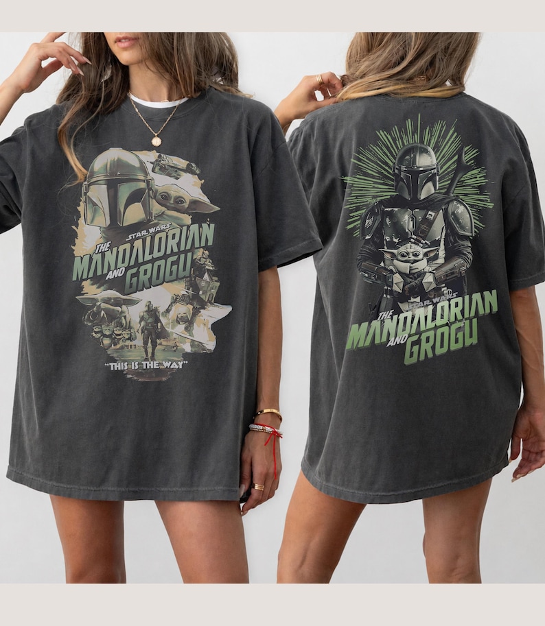 Puede incluir: Una camiseta gris carb&oacute;n con estampados gr&aacute;ficos de The Mandalorian y Grogu. El frente muestra un collage con el texto "The Mandalorian and Grogu" y "This is the way". La parte posterior muestra una gran ilustraci&oacute;n de los personajes.
