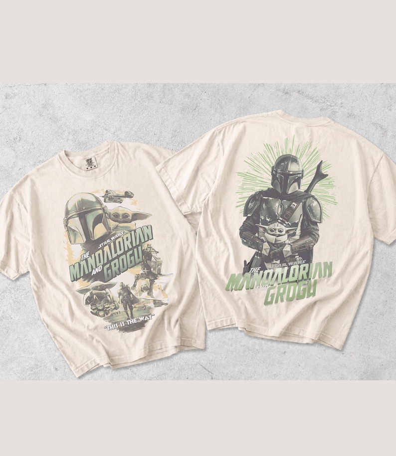 Puede incluir: Una camiseta de color crema con gr&aacute;ficos de The Mandalorian y Grogu en la parte delantera y trasera. El frente muestra varias escenas con el texto The Mandalorian and Grogu y This Is The Way. La parte posterior muestra una figura mandaloriana.