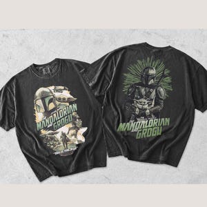 Puede incluir: Una camiseta negra de manga corta con un estampado gr&aacute;fico de The Mandalorian y Grogu. La parte delantera muestra varias escenas con el texto "The Mandalorian and Grogu" y "This is the way". La parte trasera muestra una gran ilustraci&oacute;n.