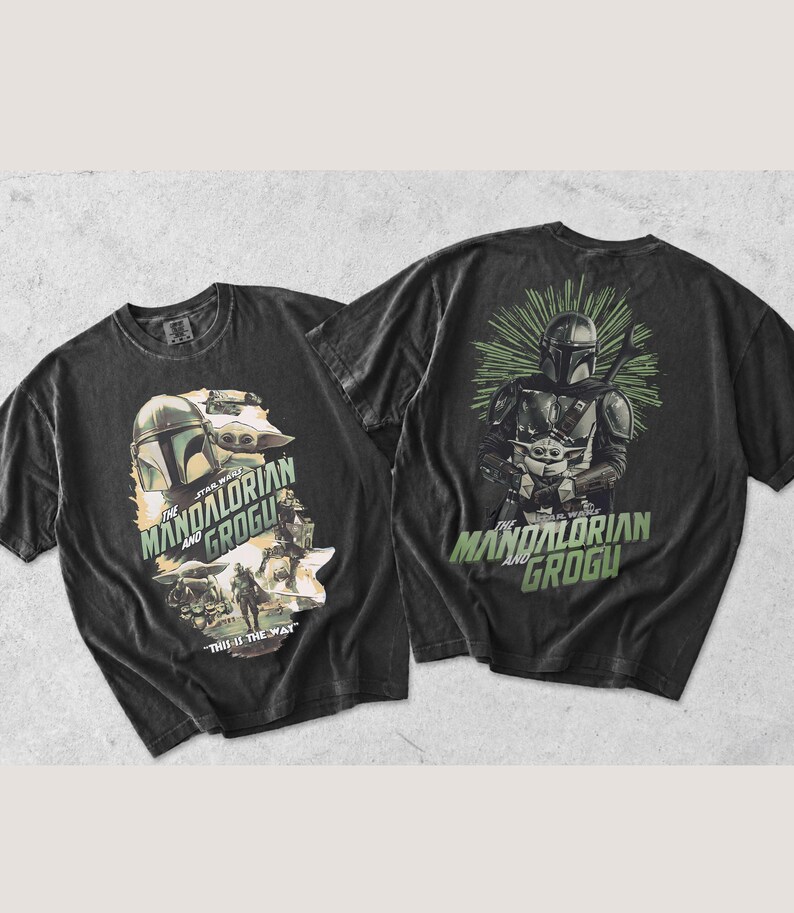 Puede incluir: Una camiseta negra de manga corta con un estampado gr&aacute;fico de The Mandalorian y Grogu. La parte delantera muestra varias escenas con el texto "The Mandalorian and Grogu" y "This is the way". La parte trasera muestra una gran ilustraci&oacute;n.