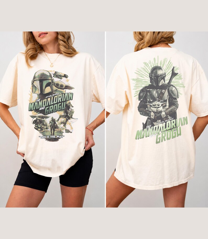 Puede incluir: Una camiseta de manga corta color hueso con gr&aacute;ficos de Star Wars. El frente muestra a The Mandalorian y Grogu con el texto "The Mandalorian and Grogu" y "This is the way". La parte posterior muestra una gran ilustraci&oacute;n de los personajes.