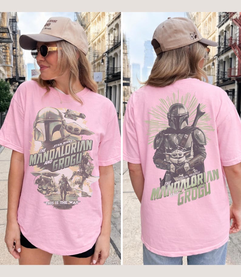 Puede incluir: Una camiseta rosa claro con gr&aacute;ficos de Star Wars. El frente muestra a The Mandalorian y Grogu con el texto "The Mandalorian and Grogu" y "This is the way". La parte posterior muestra una gran ilustraci&oacute;n de The Mandalorian sosteniendo a Grogu.