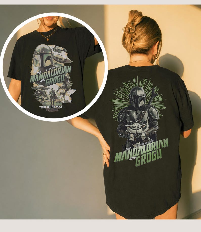 Puede incluir: Una camiseta negra con un estampado gr&aacute;fico de The Mandalorian y Grogu. La parte trasera muestra una gran ilustraci&oacute;n de los personajes con l&iacute;neas de estrella verdes y el texto The Mandalorian and Grogu. Un recuadro circular muestra el dise&ntilde;o frontal.
