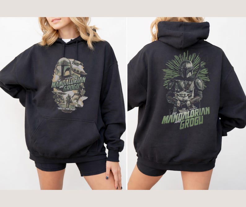 Puede incluir: Una sudadera con capucha negra con un estampado gr&aacute;fico de The Mandalorian y Grogu. El frente muestra un collage con el texto "The Mandalorian and Grogu" y "This is the way". La parte posterior muestra una gran ilustraci&oacute;n de los personajes.