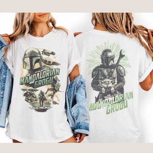 Puede incluir: Una camiseta blanca con estampados gr&aacute;ficos de The Mandalorian y Grogu. El frente muestra un collage de personajes con el texto "The Mandalorian and Grogu" y "This is the way". La parte posterior muestra una gran ilustraci&oacute;n de los personajes.