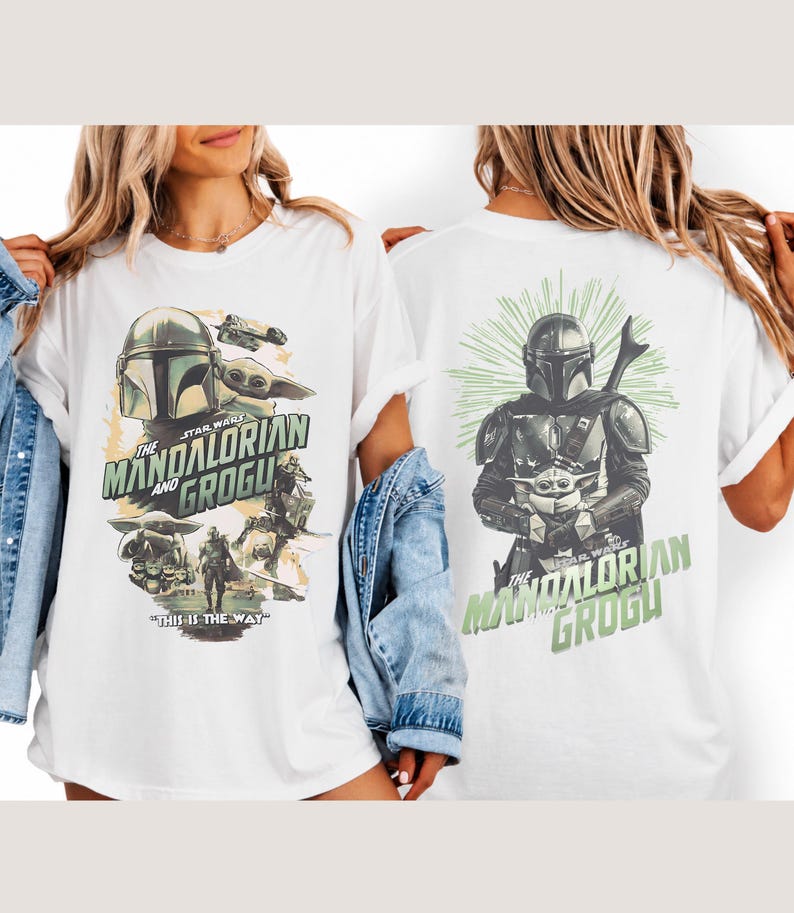 Puede incluir: Una camiseta blanca con estampados gr&aacute;ficos de The Mandalorian y Grogu. El frente muestra un collage de personajes con el texto "The Mandalorian and Grogu" y "This is the way". La parte posterior muestra una gran ilustraci&oacute;n de los personajes.
