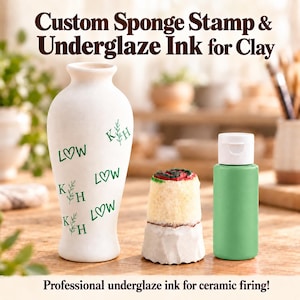 Könnte beinhalten: Eine weiße Keramikvase mit grünen Stempelbuchstaben und Herzmotiven, ein zylindrischer Schwammstempel mit strukturierter Oberseite und eine kleine Flasche mit grüner Unterglasurfarbe. Text: Custom Sponge Stamp & Underglaze Ink for Clay und Professional underglaze ink for ceramic firing!