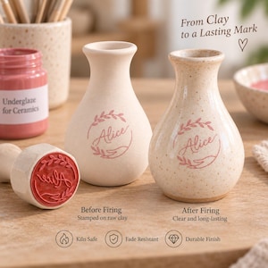 Może przedstawiać: Dwie małe ceramiczne wazony, jeden matowy i jeden szkliwiony, każdy z różowym nadrukiem logo przedstawiającym dłoń i imię Alice. Obok znajduje się pasująca pieczątka z tym samym wzorem oraz słoik z etykietą Underglaze for Ceramics.