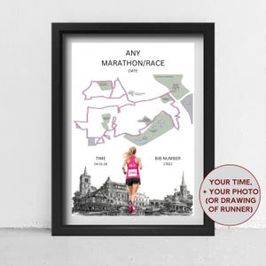 Op de afbeelding: Zwart ingelijste print met een marathonroutekaart en een hardlopersillustratie. De print bevat de tekst "ANY MARATHON/RACE DATE", tijd en startnummer. De hardloper draagt een roze top en zwarte shorts.
