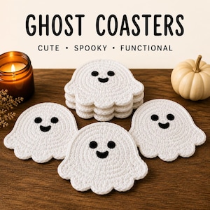 Può includere: Un set di sottobicchieri a forma di fantasma realizzati all'uncinetto bianco con occhi e bocche ricamati in nero. Il testo GHOST COASTERS CUTE • SPOOKY • FUNCTIONAL è visualizzato sopra. I sottobicchieri sono su una superficie in legno.