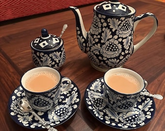 Juego de té de cerámica azul: tetera, tazas y azucarero de cerámica pintados a mano / Juego de té chai con estampado floral cobalto.
