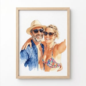 Könnte beinhalten: Ein Aquarellporträt in einem hellen Holzrahmen, das zwei lächelnde Personen zeigt. Eine Person trägt einen beigen Fedora und ein blau gemustertes Hemd, die andere ein florales Bikini-Oberteil. Beide tragen eine dunkle Sonnenbrille.