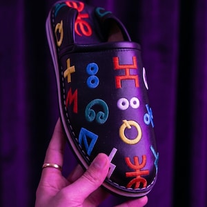 Handgefertigte schwarze Leder marokkanische Babouche Hausschuhe, Tifinagh Stickerei, Berber Art Schuhe