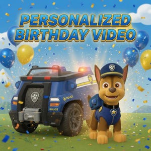 Op de afbeelding: Een digitale afbeelding met de tekst PERSONALIZED BIRTHDAY VIDEO in blauwe letters. Een bruine en beige tekenfilmhond in een blauw politie-uniform staat naast een blauw politievoertuig. De scène bevat gele en blauwe ballonnen en confetti.