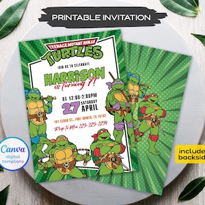 Könnte beinhalten: Eine druckbare Geburtstagseinladungsvorlage mit den Teenage Mutant Ninja Turtles, die grüne, blaue, violette, rote und orangefarbene Masken tragen. Der Text lautet Harrison is turning 7, 12:00-2:00PM, Saturday 27 April, 101 Cedar St., Fort Worth, TX 76120.