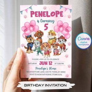 Pu&ograve; includere: Un biglietto d'invito di compleanno rosa con personaggi di Paw Patrol, palloncini rosa e impronte di zampe. Il testo recita: PENELOPE is turning 5, PLEASE JOIN US TO CELEBRATE, SATURDAY JUN 12 AT 12:00 PM, Penelope's House, 123 ADVENTURE LANE, EXCITE TOWN, KY 40502, RSVP TO MOM KATHERINE 777.888.33.96.