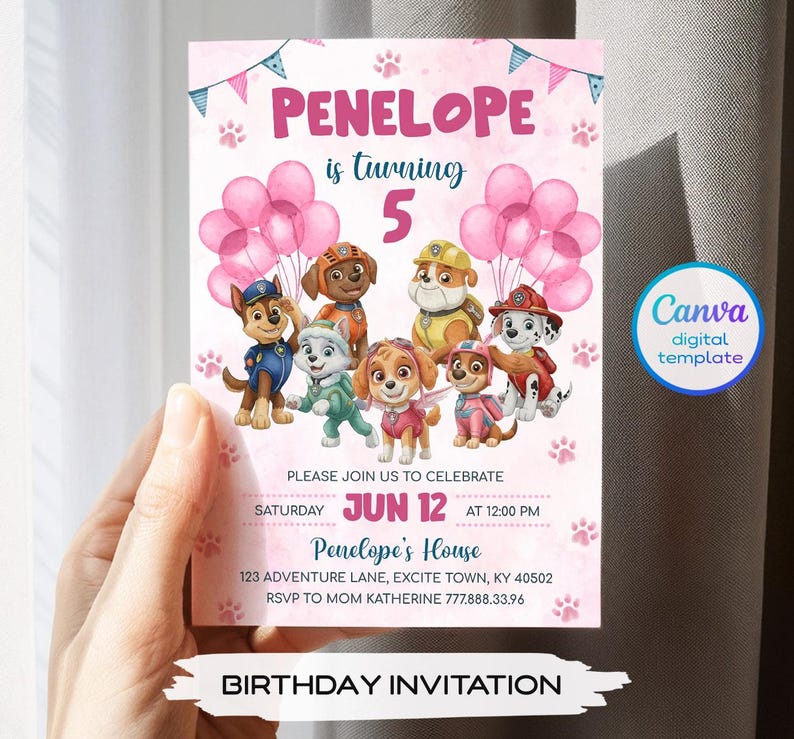 Pu&ograve; includere: Un biglietto d'invito di compleanno rosa con personaggi di Paw Patrol, palloncini rosa e impronte di zampe. Il testo recita: PENELOPE is turning 5, PLEASE JOIN US TO CELEBRATE, SATURDAY JUN 12 AT 12:00 PM, Penelope's House, 123 ADVENTURE LANE, EXCITE TOWN, KY 40502, RSVP TO MOM KATHERINE 777.888.33.96.