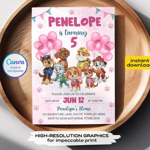 Pu&ograve; includere: Un invito di compleanno rettangolare con palloncini rosa, impronte di zampe e cani dei cartoni animati. Il testo recita: PENELOPE is turning 5, PLEASE JOIN US TO CELEBRATE, SATURDAY JUN 12 AT 12:00 PM, Penelope's House, 123 ADVENTURE LANE, EXCITE TOWN, KY 40502, RSVP TO MOM KATHERINE 777.888.33.96.