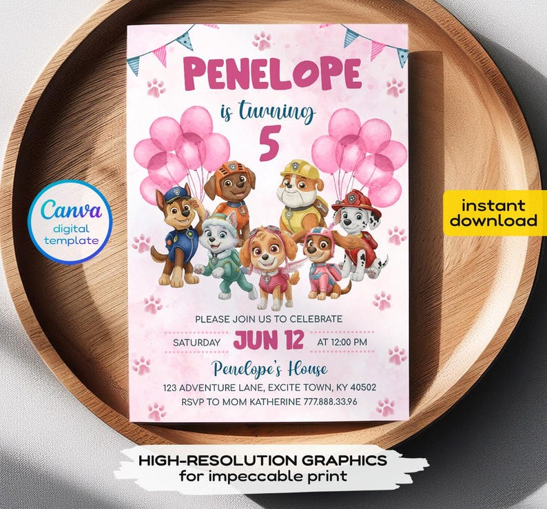 Pu&ograve; includere: Un invito di compleanno rettangolare con palloncini rosa, impronte di zampe e cani dei cartoni animati. Il testo recita: PENELOPE is turning 5, PLEASE JOIN US TO CELEBRATE, SATURDAY JUN 12 AT 12:00 PM, Penelope's House, 123 ADVENTURE LANE, EXCITE TOWN, KY 40502, RSVP TO MOM KATHERINE 777.888.33.96.