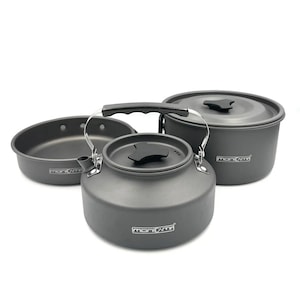 Peut inclure: Un ensemble d'ustensiles de cuisine de camping gris foncé comprenant une bouilloire avec une poignée et un bouton de couvercle noirs, une casserole avec couvercle et une poêle peu profonde. Chaque pièce porte le logo blanc Monicamp sur le côté.