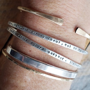 Pulsera rígida personalizada de plata de ley con cita: Pulsera martillada