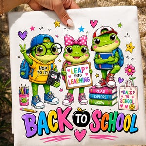 Simpatica rana per il ritorno a scuola PNG, design per sublimazione "Leap Into Learning", grafica divertente per magliette da insegnante, primo giorno di scuola DTF, abbigliamento per bambini
