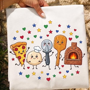 以下が含まれることがあります： 白いTシャツに、ペパロニピザのスライス、シェフの帽子をかぶった生地の塊、ピザカッター、木製のピザピール、レンガ造りのピザ窯という5つのキャラクターが描かれたカラフルなグラフィックがプリントされており、周囲には小さな星やハートが散りばめられています。