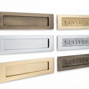Puede incluir: Seis placas rectangulares de metal para correspondencia dispuestas en dos columnas. La columna izquierda presenta tres placas lisas en latón antiguo, cromo pulido y latón pulido. La derecha presenta tres placas con la palabra LETTERS.