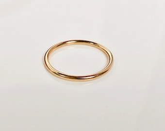 Alianza de boda de oro amarillo macizo de 14 quilates y 1,5 mm, anillo apilable de oro reciclado, anillo minimalista y delicado para el pulgar, alianza de oro lisa y sencilla.