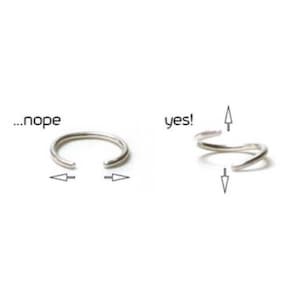 Puede incluir: Un aro de nariz de plata con una abertura con bisagra. La imagen muestra c&oacute;mo insertar el aro correctamente. El texto '...nope' y 'yes!' indica la forma correcta e incorrecta de insertar el aro.