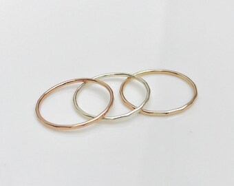Anillo apilable de oro rosa macizo de 9 quilates con acabado martillado de 1 mm, alianza de boda de oro reciclado, delicado anillo para el pulgar con textura, anillo minimalista fino facetado.