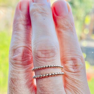 Puede incluir: Un delicado anillo de oro con dos filas de peque&ntilde;as cuentas. El anillo se lleva en un dedo.