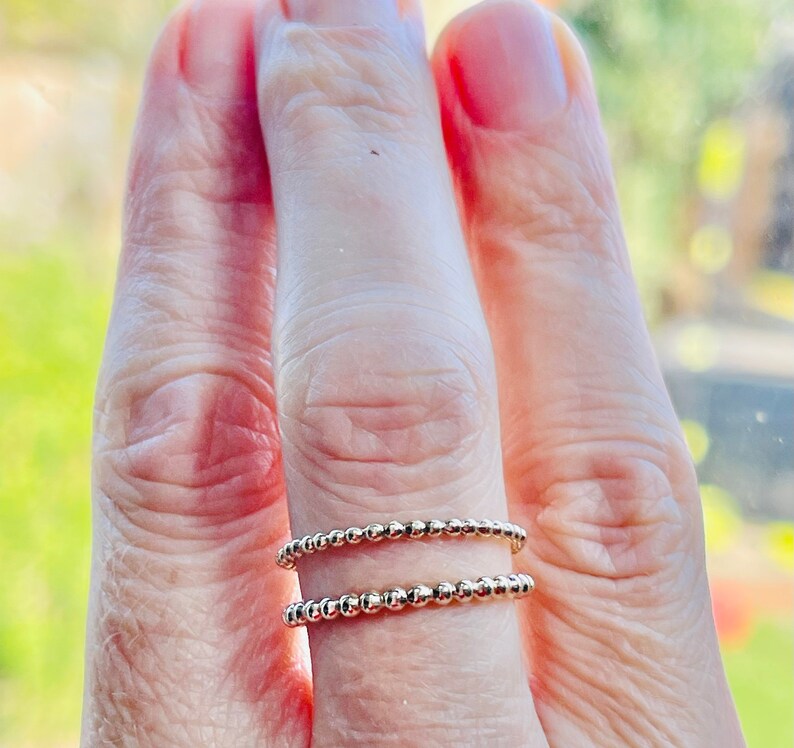 Puede incluir: Un delicado anillo de oro con dos filas de peque&ntilde;as cuentas. El anillo se lleva en un dedo.