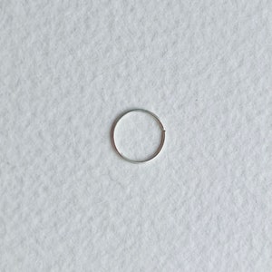 BESTSELLER - 9 kt SOLID gerecyclede witgouden piercingring/ring 0,5 mm (25 gauge)/continu/kraakbeen neus, tussenschot, spiraal, toren, lob, schelp.