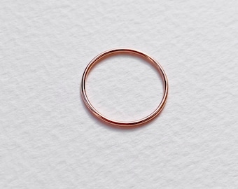 Anillo apilable delgado de oro rosa macizo de 9 quilates, alianza de boda de oro reciclado, anillo minimalista y delicado para el pulgar, alianza sencilla y lisa de oro rosa.