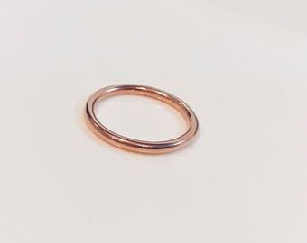 Anillo de oro rosa macizo de 9 quilates con halo de 2 mm, anillo de boda de oro reciclado, anillo minimalista y delicado para apilar, anillo sencillo redondo y liso de oro.