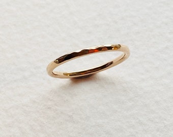 Gehämmerter Ring aus 9-karätigem Gelbgold, 2 mm breit, Ehering aus recyceltem Gold, zierlicher, strukturierter Stapelring, minimalistischer, dünner, facettierter Goldring