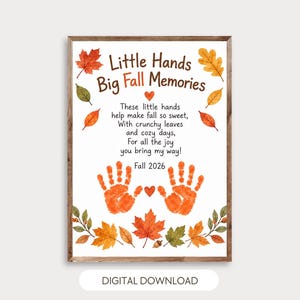 Peut inclure: Une affiche rectangulaire verticale avec le texte Little Hands Big Fall Memories et un poème sur l'automne. Le design comprend des empreintes de mains orange, un petit cœur et des illustrations aquarelles de feuilles d'automne et un gland.