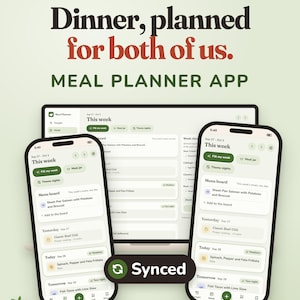 Puede incluir: Una interfaz de aplicaci&oacute;n de planificaci&oacute;n de comidas mostrada en un monitor de computadora y dos tel&eacute;fonos inteligentes. La pantalla muestra un horario semanal con texto que incluye Dinner, planned for both of us, Meal Planner App y Synced.