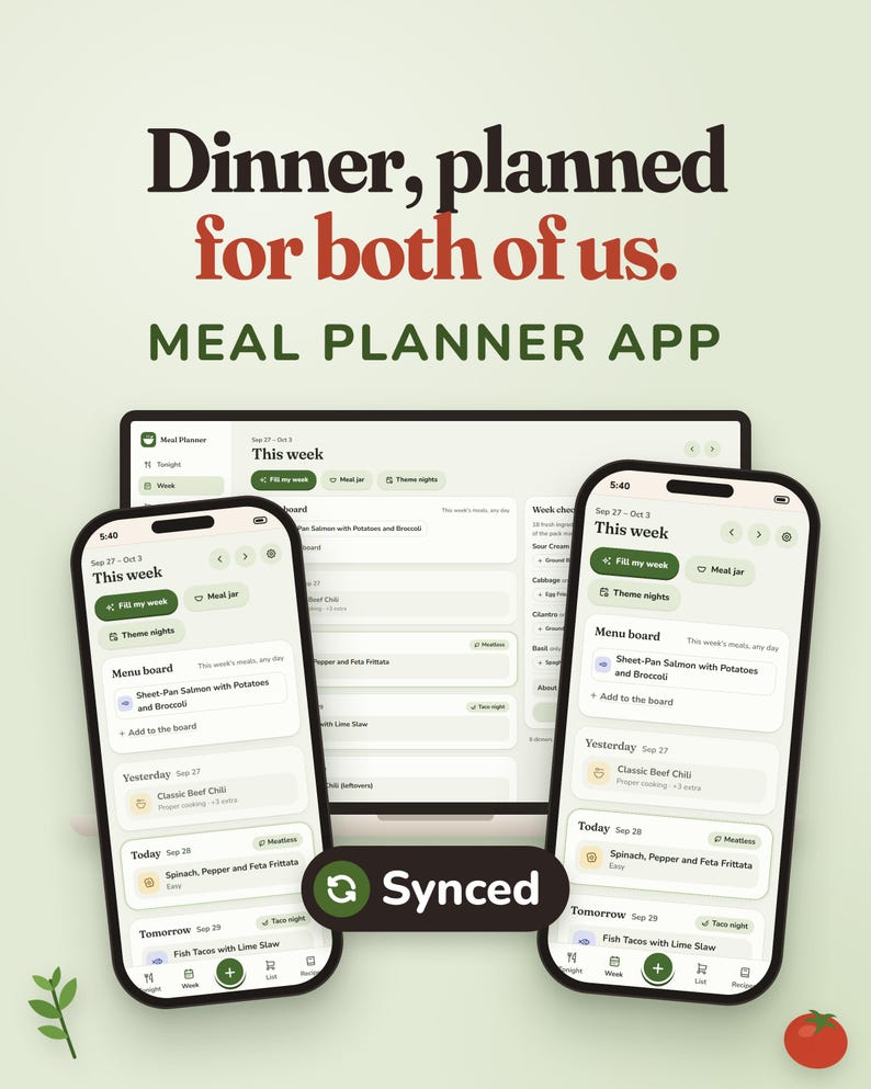 Puede incluir: Una interfaz de aplicaci&oacute;n de planificaci&oacute;n de comidas mostrada en un monitor de computadora y dos tel&eacute;fonos inteligentes. La pantalla muestra un horario semanal con texto que incluye Dinner, planned for both of us, Meal Planner App y Synced.
