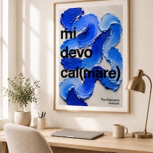 Può includere: Stampa artistica incorniciata con audaci pennellate blu su uno sfondo neutro. L'opera d'arte include il testo "mi devo cal(mare)" in nero, con testo aggiuntivo in basso. La stampa è esposta su una scrivania di legno.
