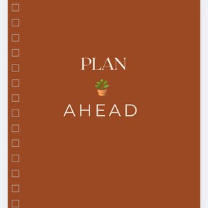 Può includere: Un'agenda con copertina marrone e testo bianco che recita "PLAN AHEAD". Una piccola illustrazione di una pianta in vaso si trova tra le parole. Le caselle di controllo sono sul lato sinistro dell'agenda.