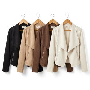 以下が含まれることがあります： オープンウォーターフォールカラーと長袖のジャケット4着。それぞれに2つのジッパー付きポケットと「FLG」と書かれたラベルが付いています。ジャケットは木製のハンガーに掛けられており、色は黒、ベージュ、ミディアムブラウン、オフホワイトです。
