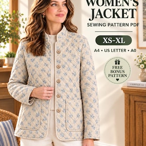Könnte beinhalten: Eine beige gesteppte Jacke mit blauem Blumenmuster, Stehkragen, fünf braunen Knöpfen und zwei aufgesetzten Vordertaschen. Der Text lautet: WOMEN'S JACKET SEWING PATTERN PDF, XS-XL, A4, US LETTER, A0, und FREE BONUS PATTERN.