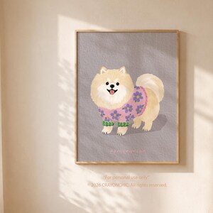 Pode incluir: Uma impressão de arte emoldurada com uma ilustração digital de um cão Lulu da Pomerânia felpudo de cor creme, vestindo um suéter rosa com flores roxas e punhos verdes. O fundo é cinza claro sólido e o texto CRAYONCHIC é visível.