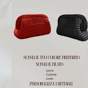 Può includere: Immagine promozionale di due pochette fatte a mano, una rossa e una nera, con un aspetto intrecciato. Il testo in italiano recita "COMPONI LA TUA CLUTCH BAG" e "SCEGLI IL TUO COLORE PREFERITO". Sono elencate opzioni di personalizzazione.